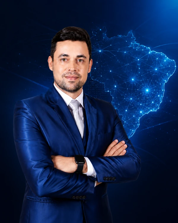 Dr. Wagner Sena e Senna, com mapa tecnológico do Brasil ao fundo
